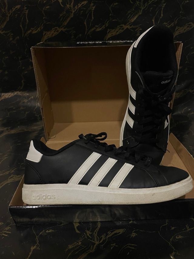 Zapatillas Adidas Grand Court Negras y Blancas