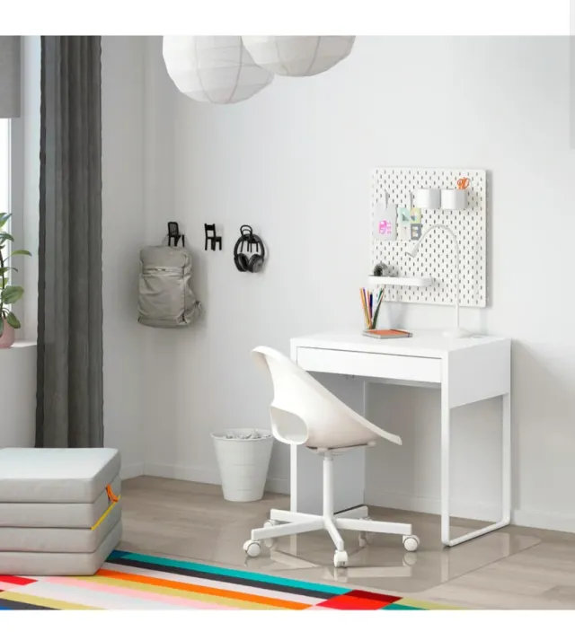 Escritorio blanco con cajón y organizador cables