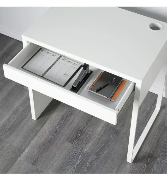 Escritorio blanco con cajón y organizador cables