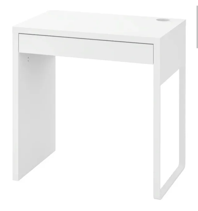 Escritorio blanco con cajón y organizador cables