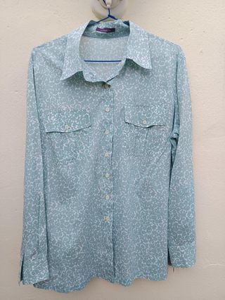 Blusa tipo piqué con florecitas turquesas claro