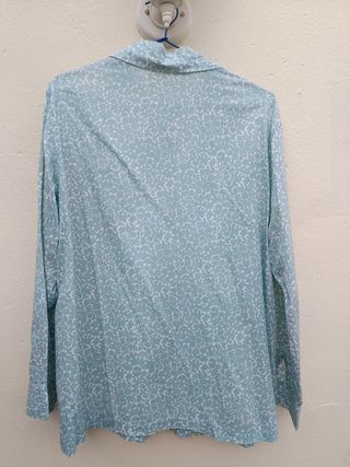Blusa tipo piqué con florecitas turquesas claro