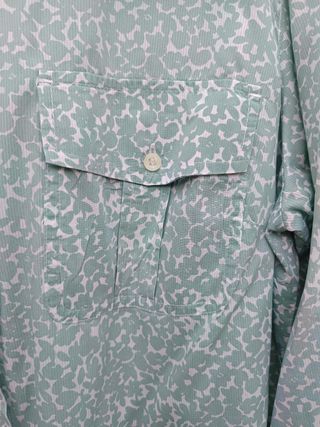 Blusa tipo piqué con florecitas turquesas claro