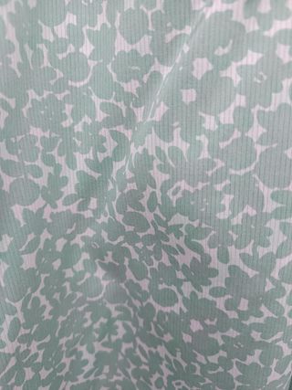 Blusa tipo piqué con florecitas turquesas claro