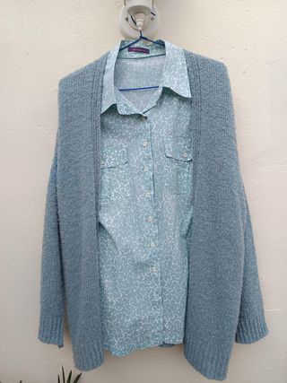 Blusa tipo piqué con florecitas turquesas claro