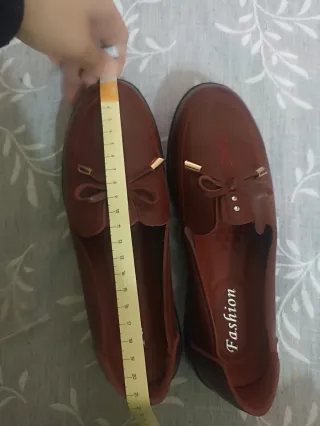 Zapatos planos rojos con detalle dorado T37