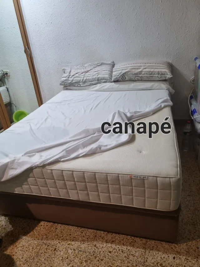 Canapé de tela y piel marrón
