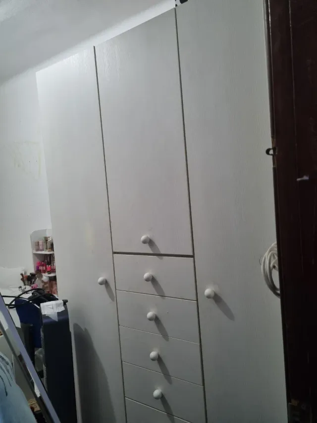 Armario de madera blanco