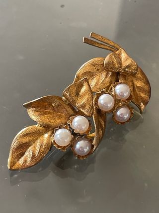 Spilla vintage dorata con perle