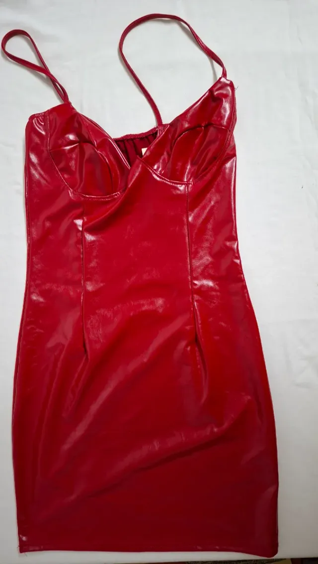 Vestido rojo ajustado con tirantes