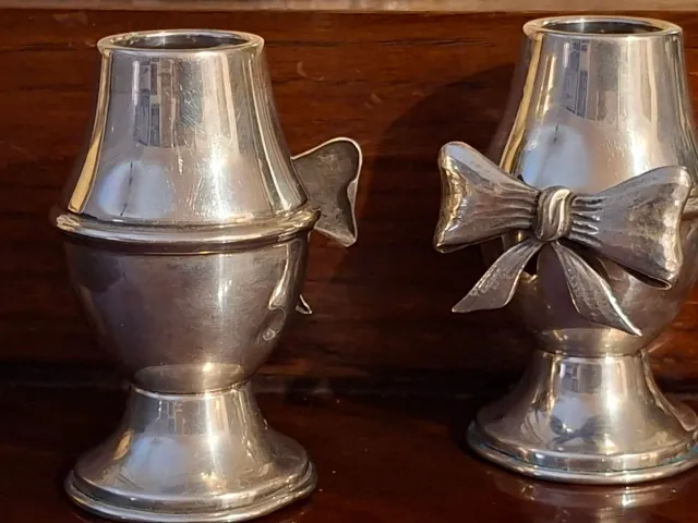 Candelabros de plata con lazo