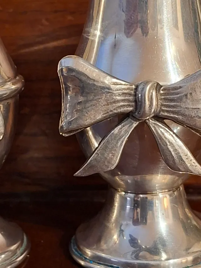 Candelabros de plata con lazo