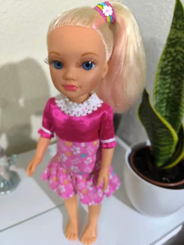 Bambola Nancy Moderna con Abito Rosa a Fiori in Offerta