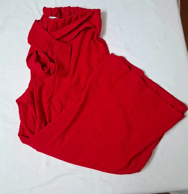 Pantalón rojo de tela texturizada