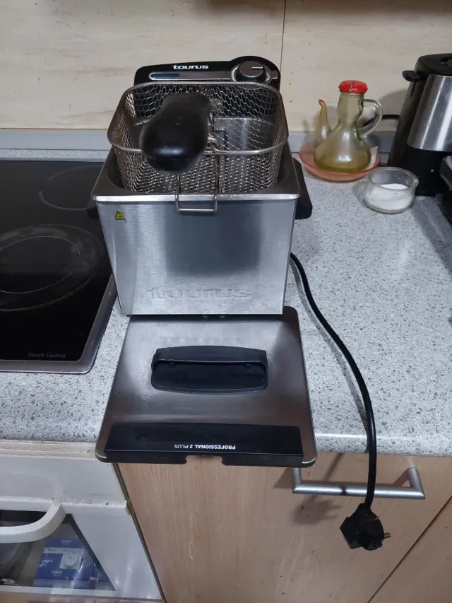 Freidora Taurus .capacidad 2 litros