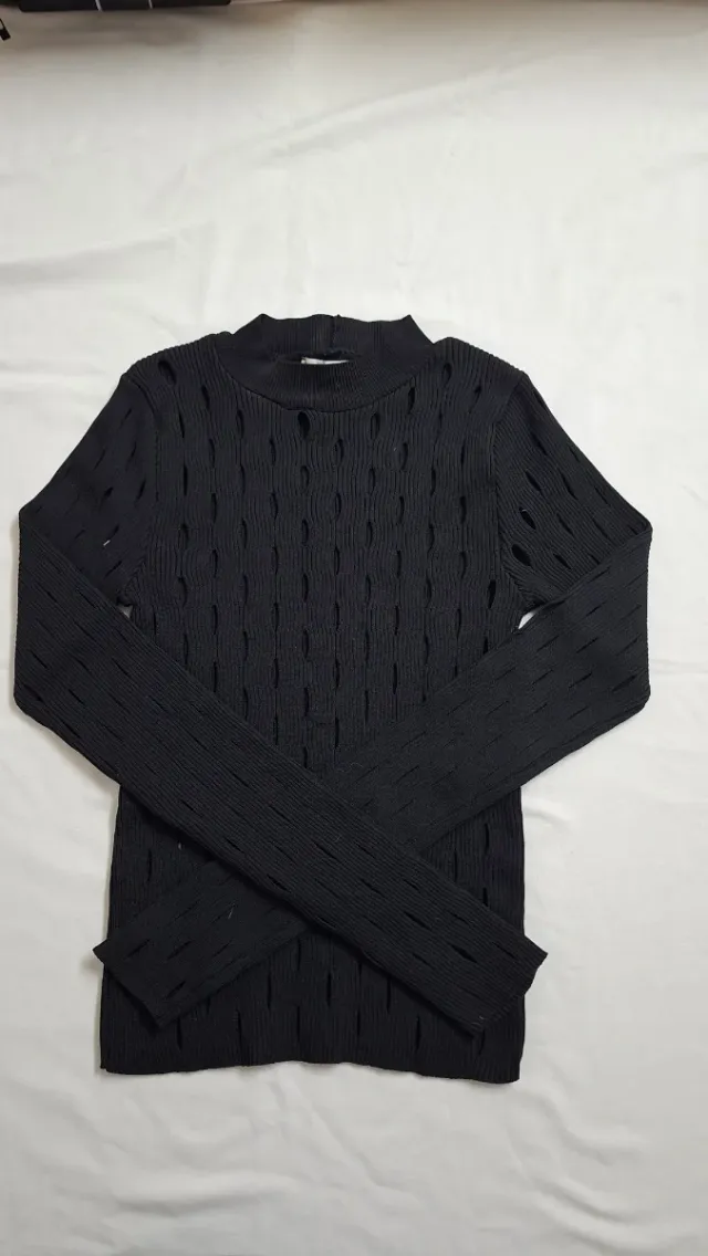 Blusa negra de manga larga con aberturas