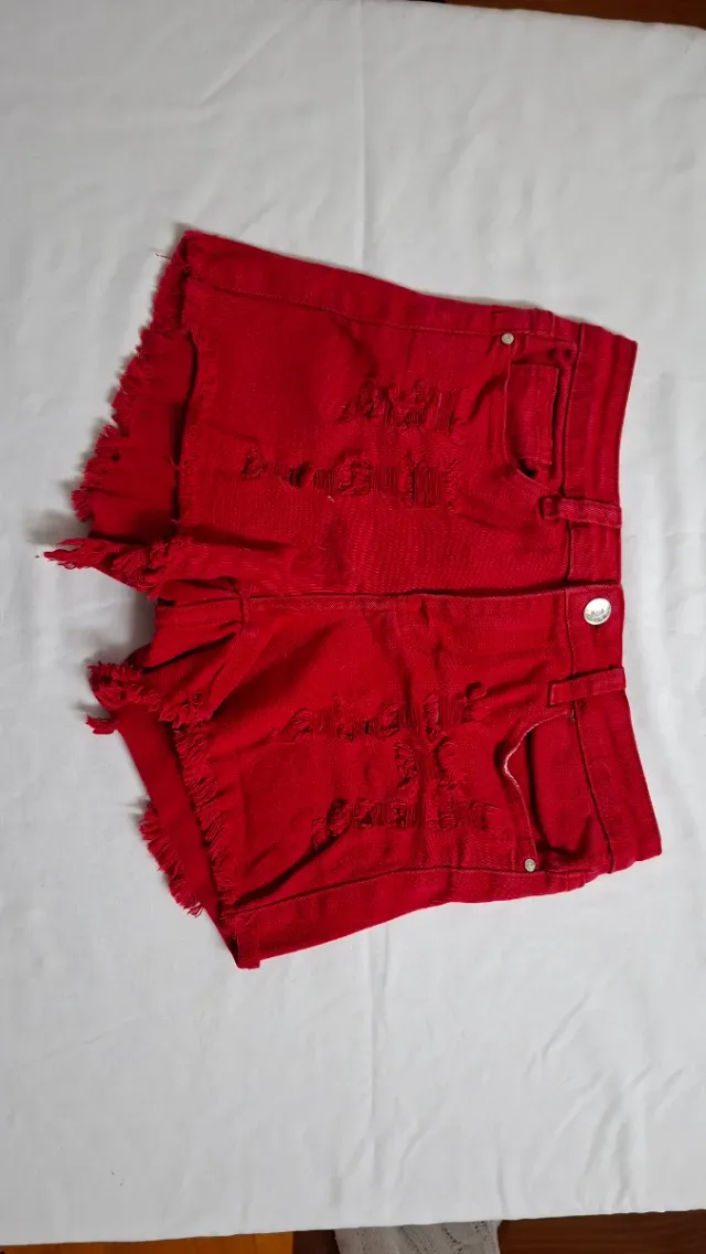 Pantalón corto rojo con rotos