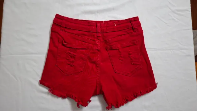 Pantalón corto rojo con rotos