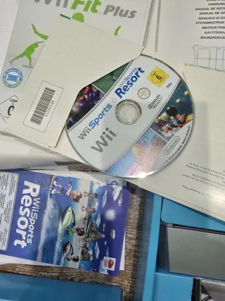Nintendo Wii sport resort + Wii Fit Plus Bundle