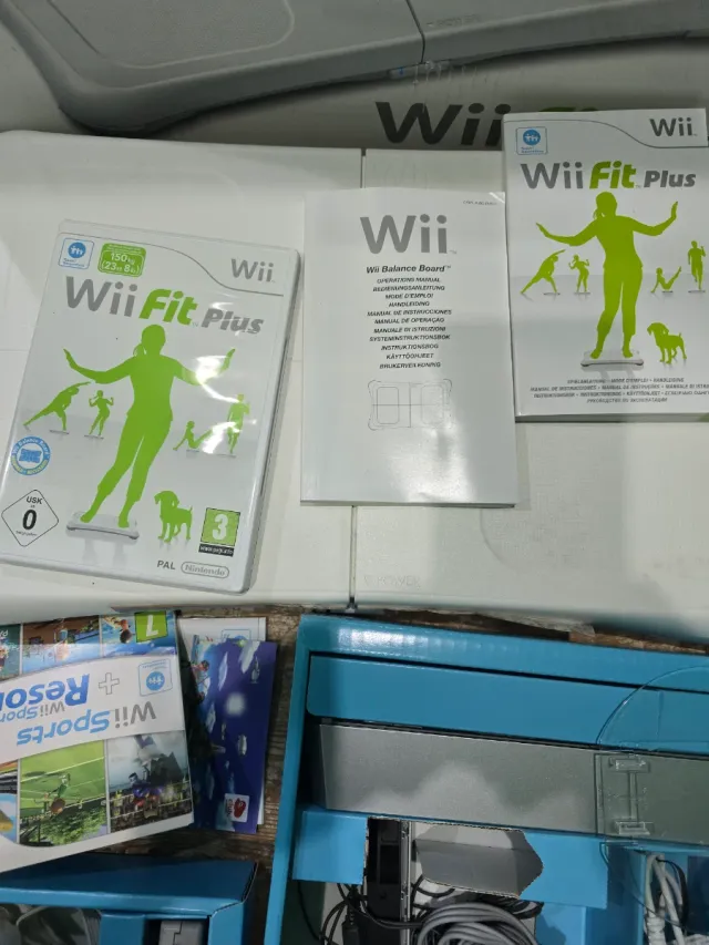 Nintendo Wii sport resort + Wii Fit Plus Bundle