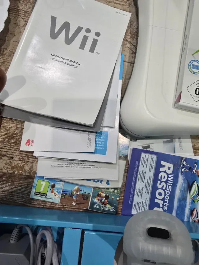 Nintendo Wii sport resort + Wii Fit Plus Bundle