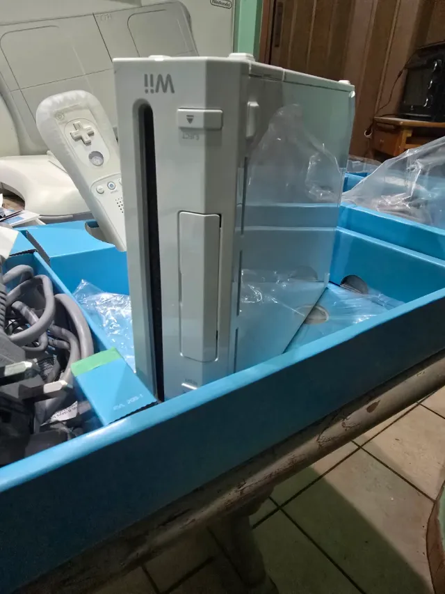 Nintendo Wii sport resort + Wii Fit Plus Bundle