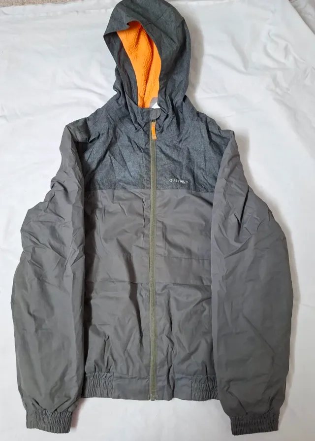 Chaqueta Quechua gris y naranja con capucha