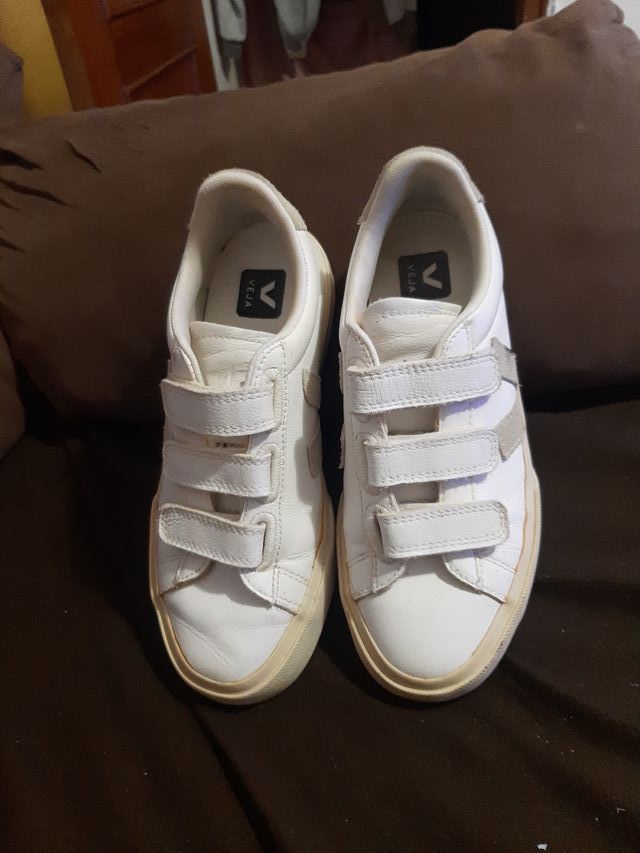 Zapatillas Veja Velcro Blancas Beige