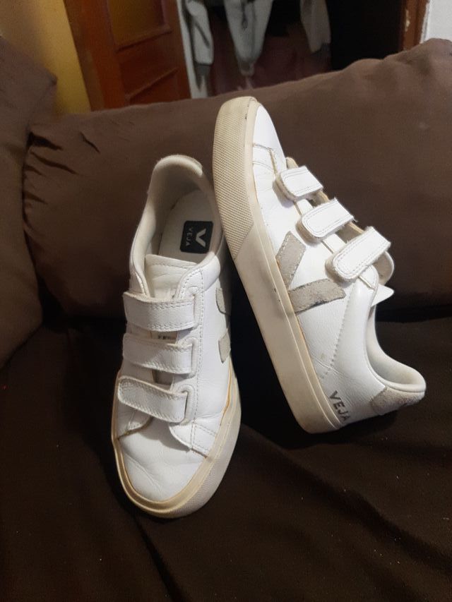 Zapatillas Veja Velcro Blancas Beige