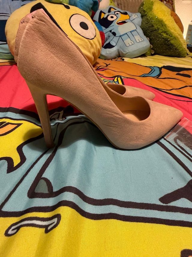 Zapatos de tacón beige y rosa