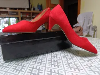 Zapatos tacón medio rojos ante