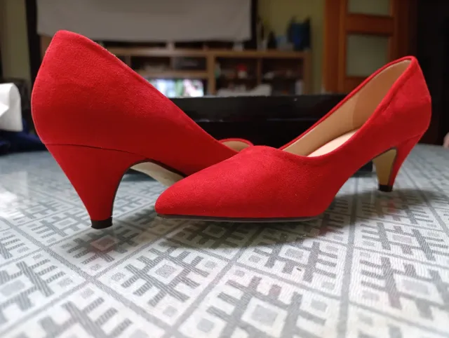 Zapatos tacón medio rojos ante