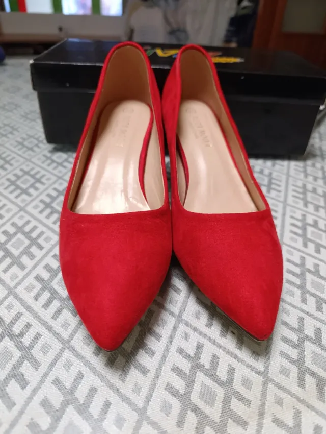 Zapatos tacón medio rojos ante
