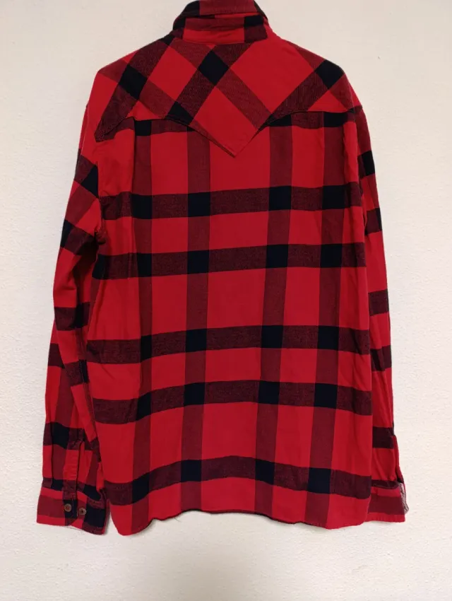 Camisa Levi's cuadros rojos y negros