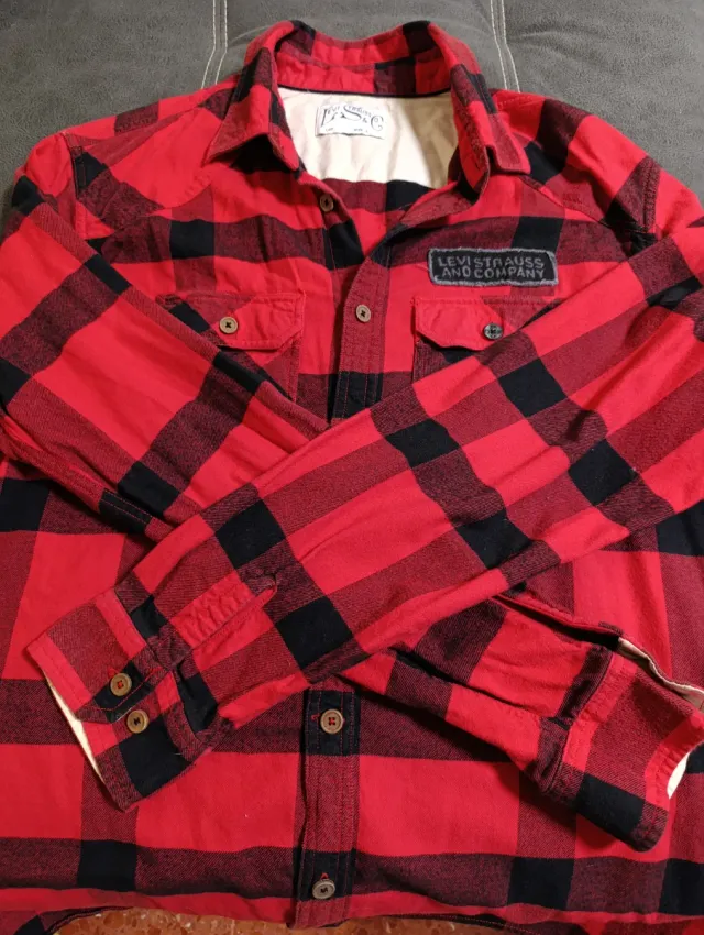 Camisa Levi's cuadros rojos y negros