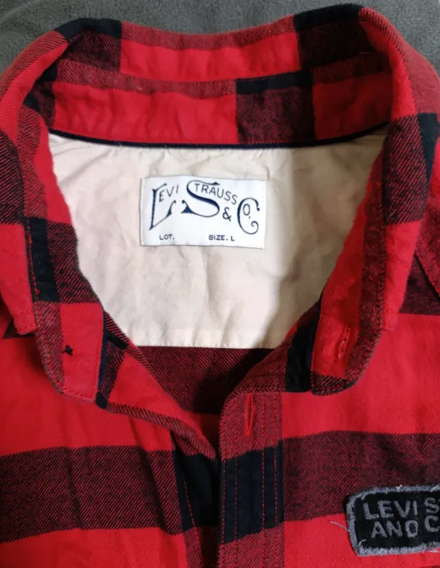 Camisa Levi's cuadros rojos y negros
