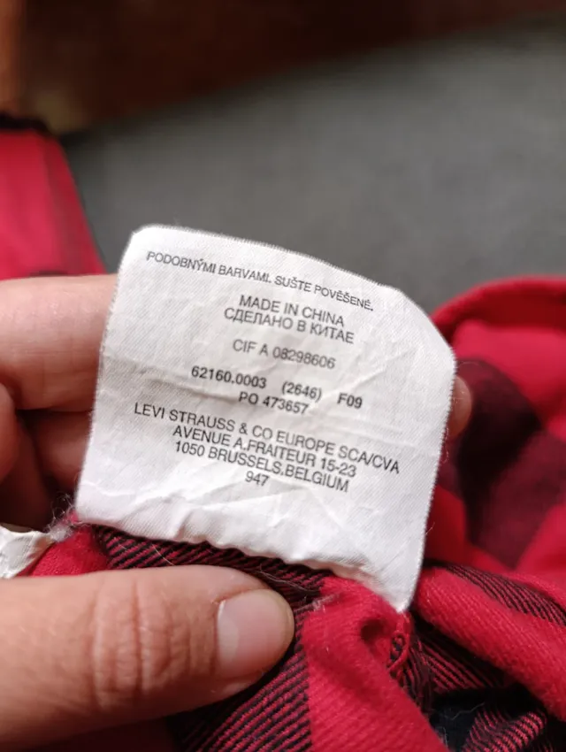 Camisa Levi's cuadros rojos y negros