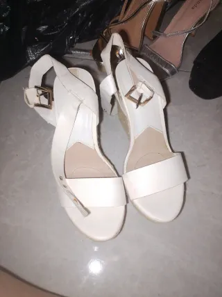 Cuñas Stradivarius Blancas y beige