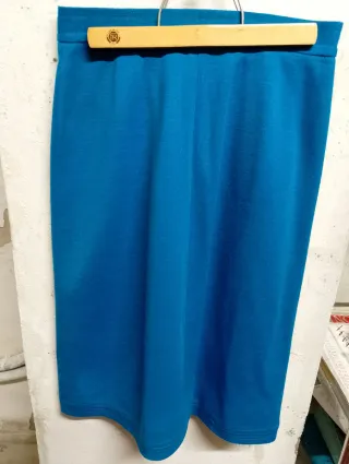 Gonna a pieghe blu con bottoni