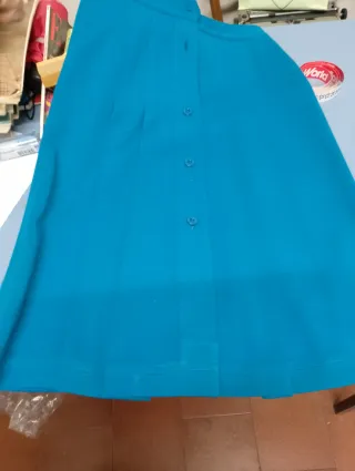 Gonna a pieghe blu con bottoni