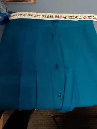 Gonna a pieghe blu con bottoni