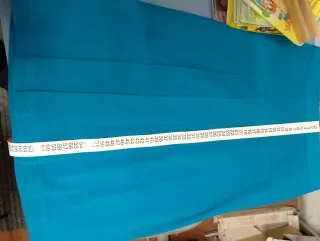 Gonna a pieghe blu con bottoni