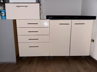 Muebles de cocina beige y encimera negra dekton