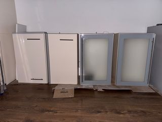 Muebles de cocina beige y encimera negra dekton