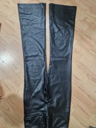Pantalón efecto piel Stradivarius Talla XS