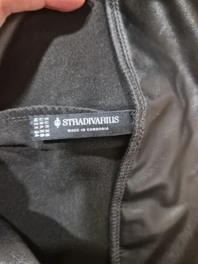 Pantalón efecto piel Stradivarius Talla XS