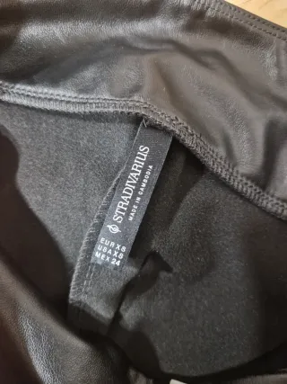 Pantalón efecto piel Stradivarius Talla XS