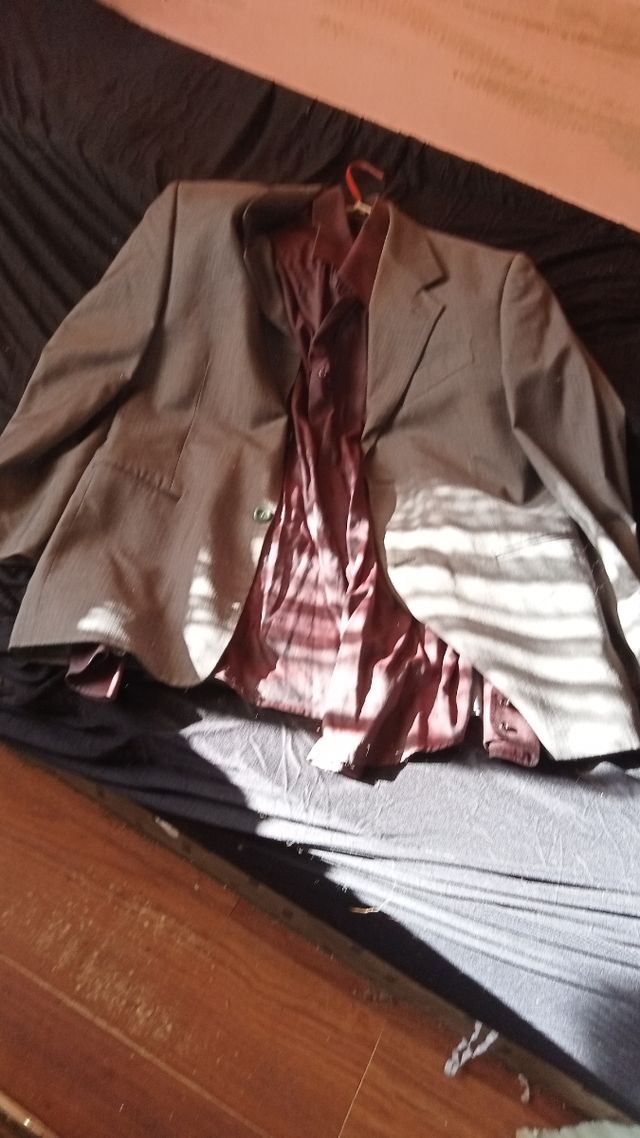 Americana gris hombre poco uso con camisa a juego 