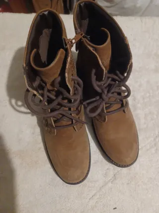 Botas de ante marrones con cordones