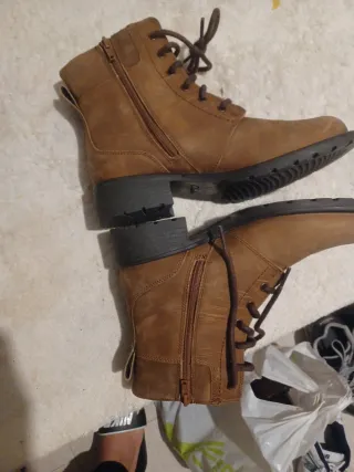 Botas de ante marrones con cordones